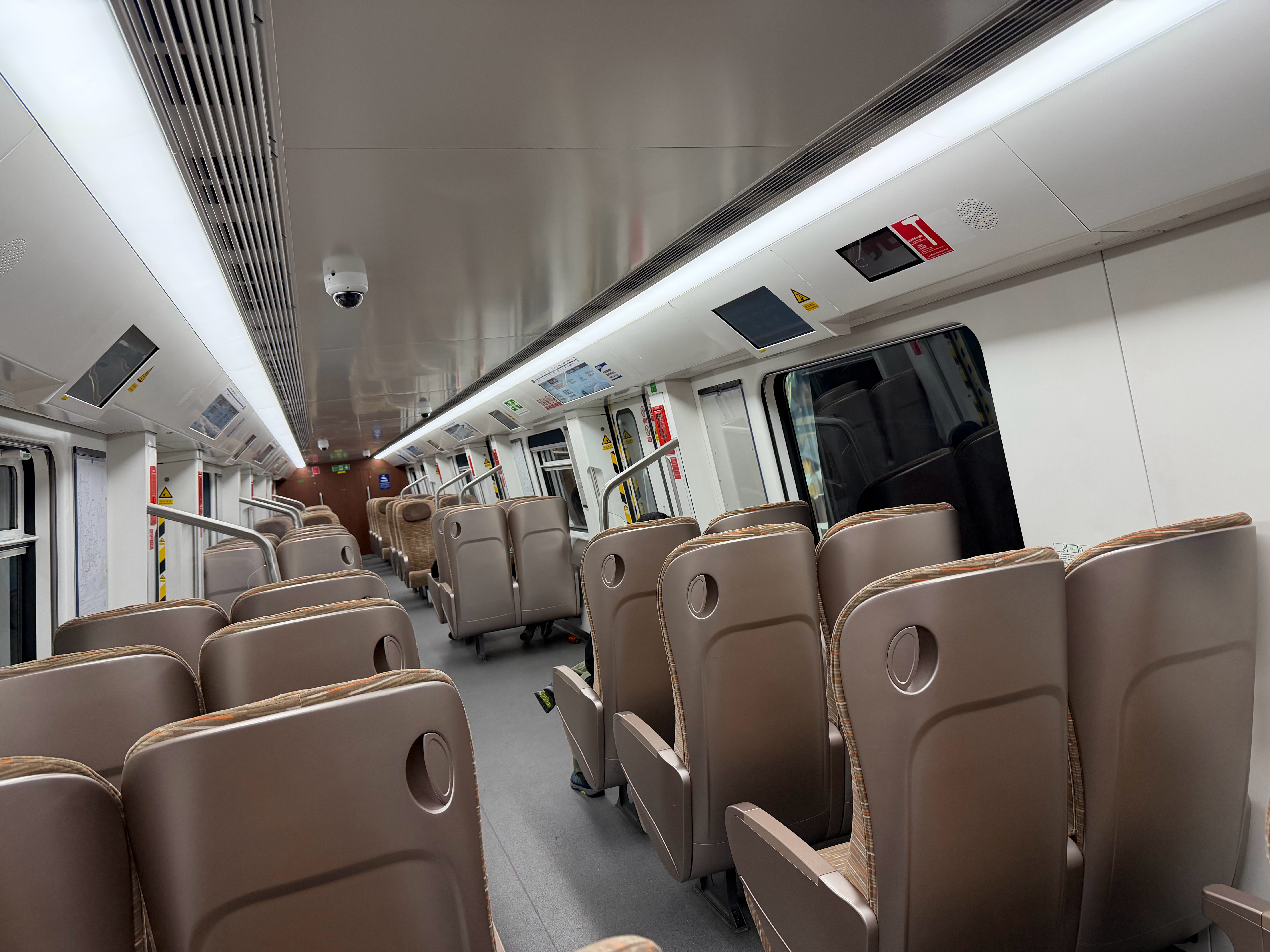 对，这是深圳地铁，全国独一份[偷笑]  ​​​