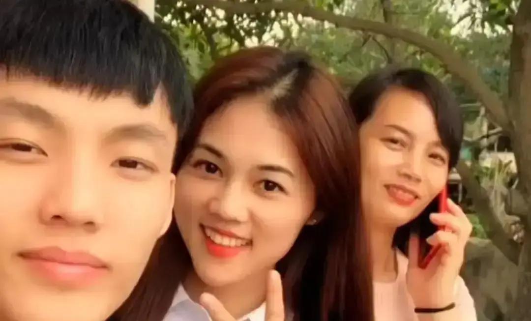 你刷球星家人信息的样子，像极了等待被扒的猎物。
 
屏幕这头，你正在输入“XXX