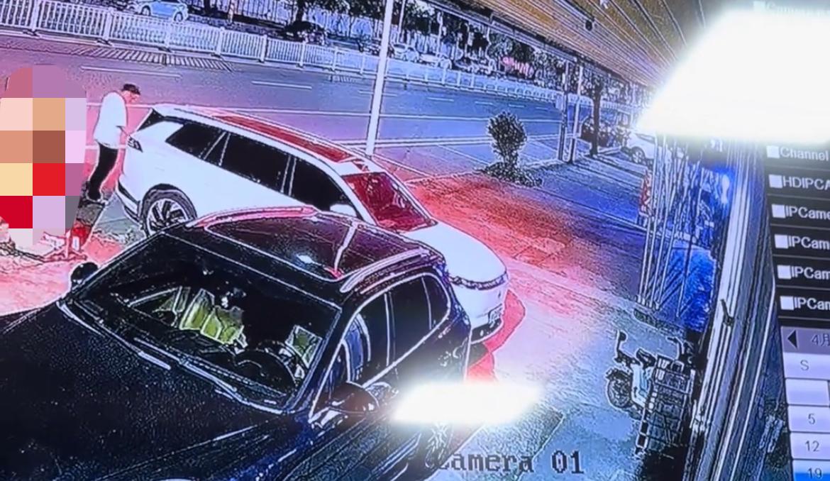 【玉林一新能源汽车车牌被男子去掰折损坏】

4月27日凌晨，网友爆料称：玉林市的