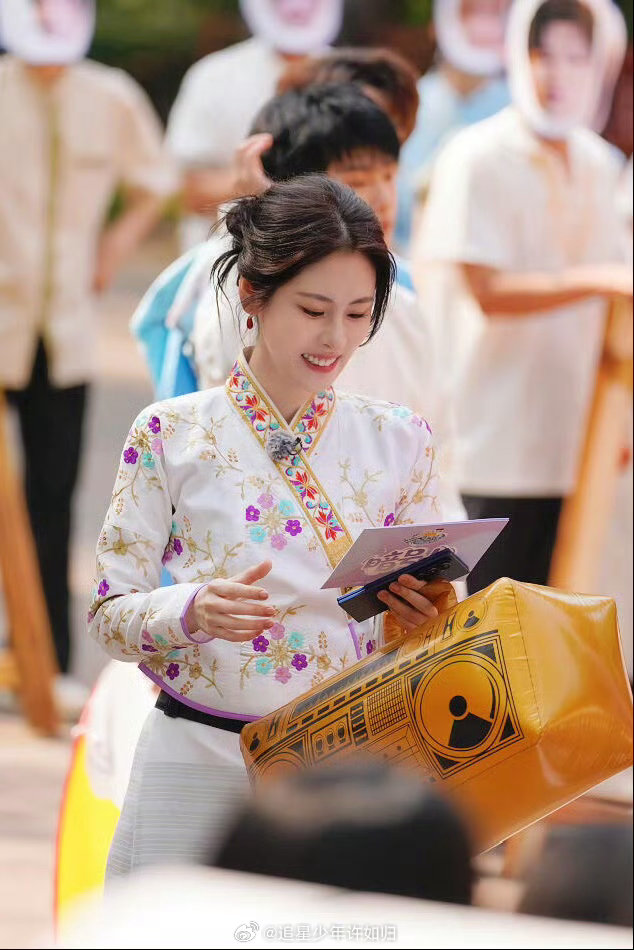 张碧晨完全是傣族公主 她低头整理衣袖的瞬间被抓拍到，那种温婉和灵动刚好定格。傣族