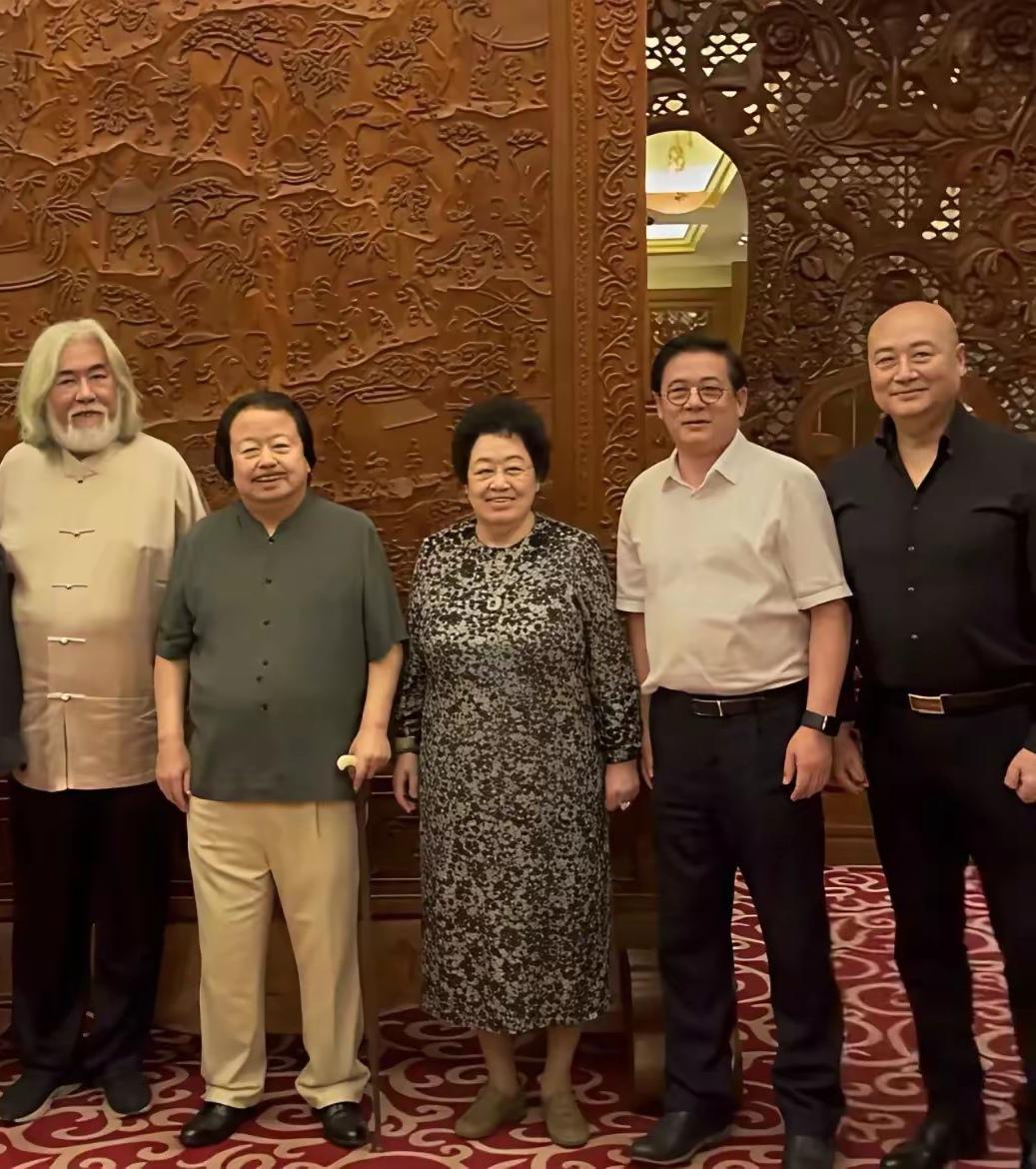 5位知名人士合照：最抢镜的莫过于皓首白须的著名导演张纪中，C位集艺术家、收藏家、