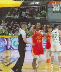 广厦小外援上篮动作太夸张了吧！“兔子蹬鹰”让我想起当年的马布里上篮，飞膝蹬踹防，