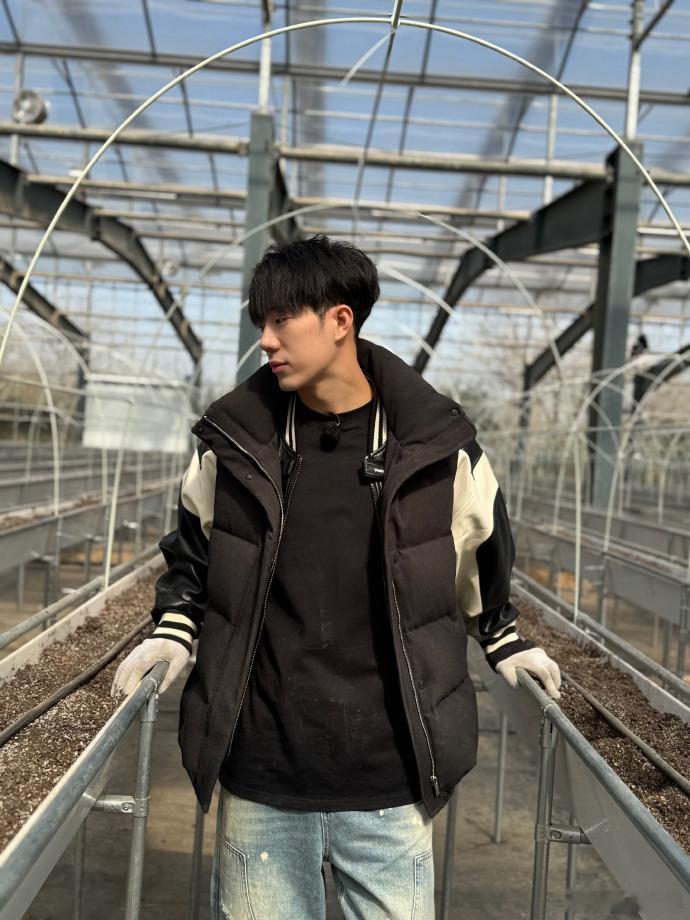 鹭卓早上穿两件羽绒服下午穿半袖  鹭卓最近这天真是忽冷忽热 救命，鹭卓这一天体验