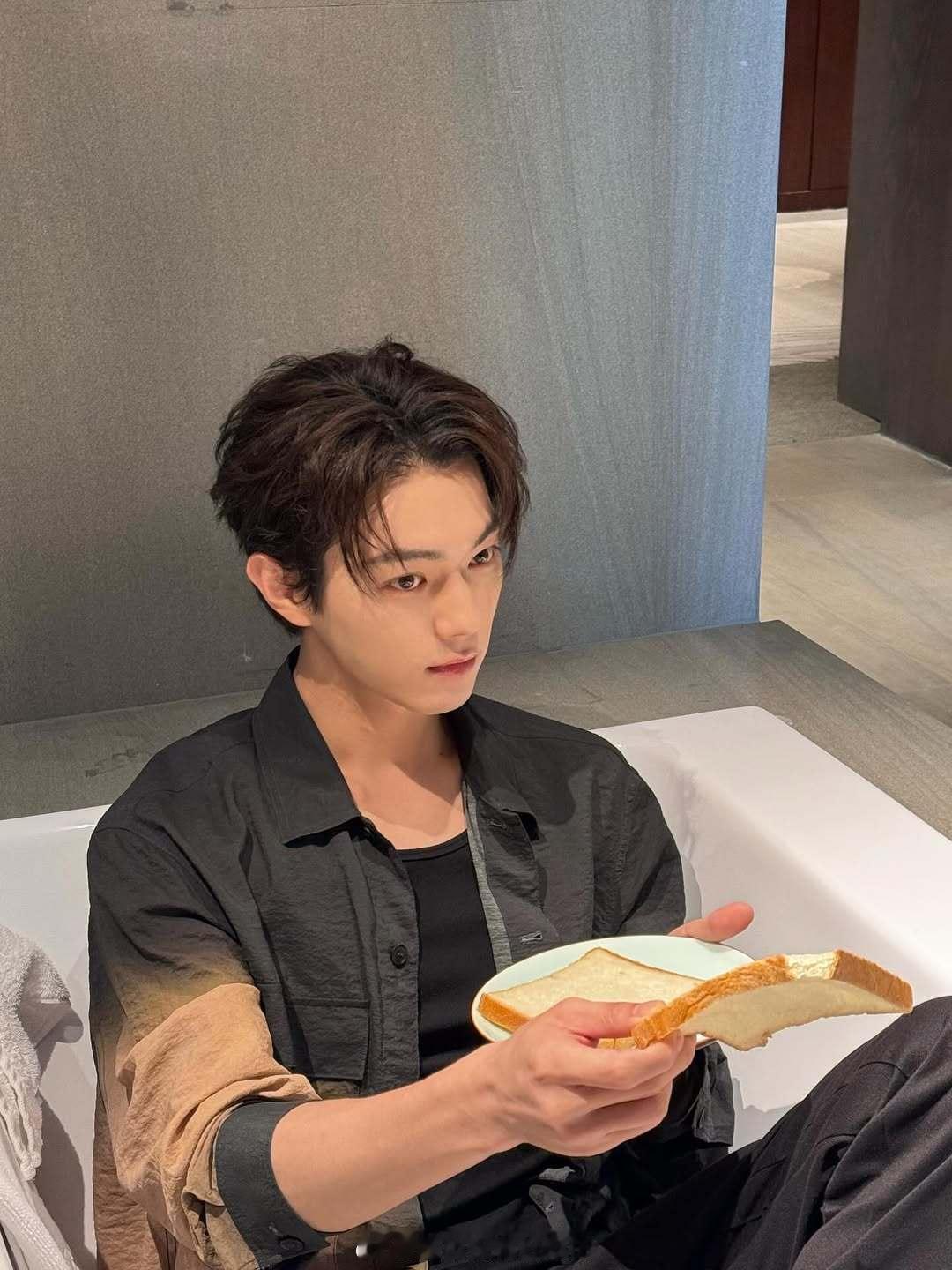 许凯ins更新一组帅照🔥 ​​​