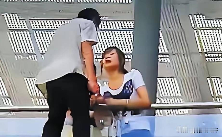深圳一名男孩欲跳桥自杀，被一名过路的19岁女孩看到，她上去亲吻男孩，并说：没人要