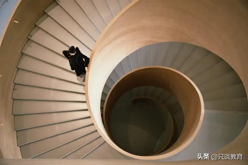 坚持每日更新作品，
说起来简单，
做起来却满是挑战。
白天要应付工作里的大小事务