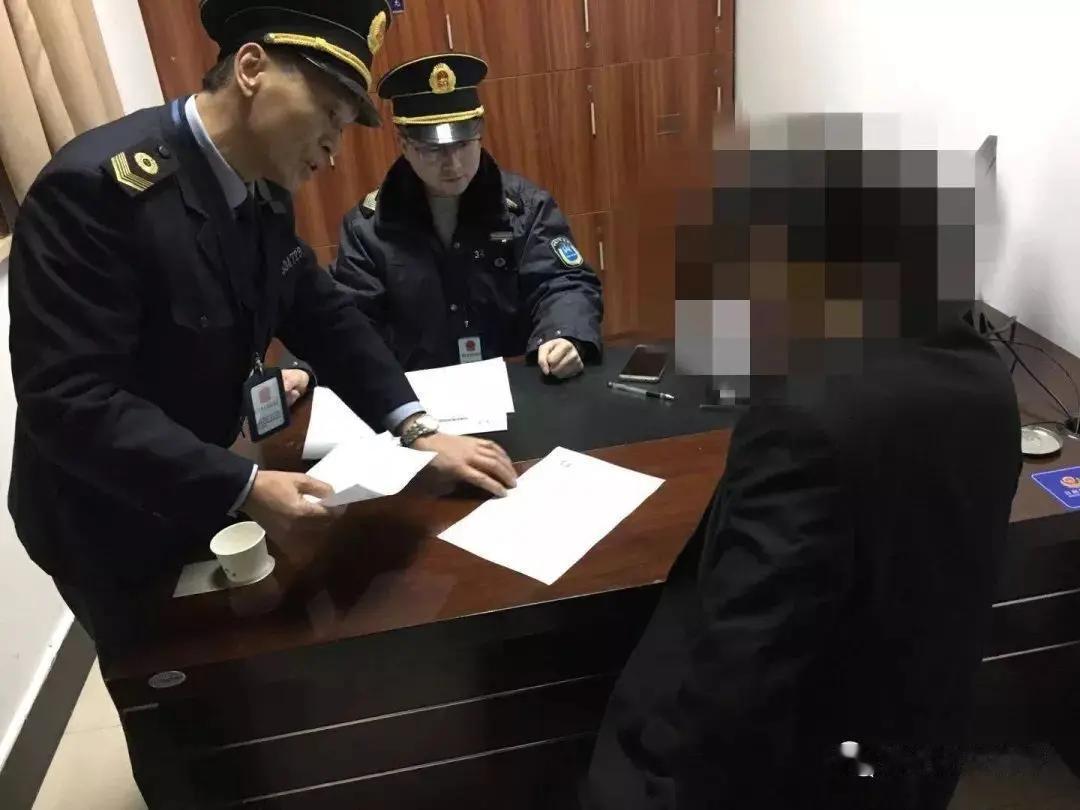 一、事件核心速览（深圳公交站劝阻吸烟，4.24）
 
1. 起因：王女士劝阻陈某