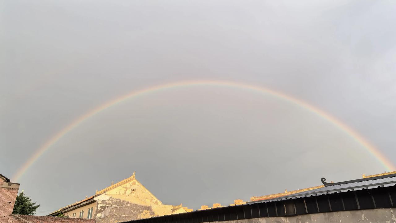 雨后的彩虹🌈
抬头看见雨后赴约的彩虹🌈
有兴奋有震撼
不好的心情都被一扫而光