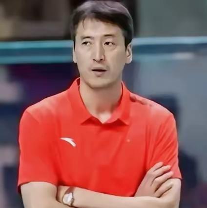 江苏女排要想在半决赛第二场比赛中赢下天津女排，主教练施海荣必须果断采取措施调整技