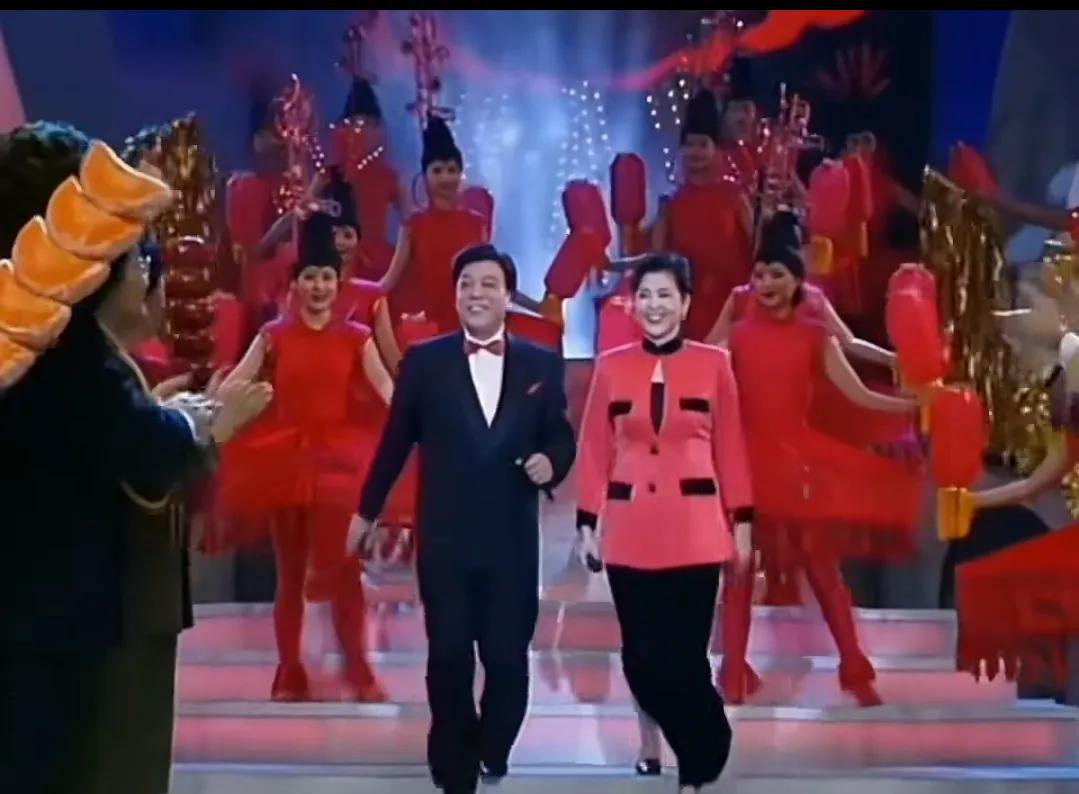 赵忠祥倪萍两个人珠联璧合的组合是主持人的天花板。他们主持的春晚开场有着过年的气氛