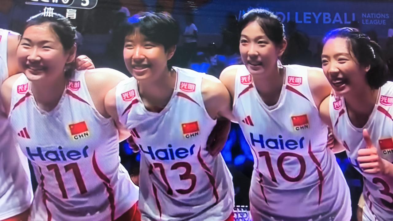 女排3比2战胜世联赛预赛第一名美国。年轻的中国女排3:2战胜了美国，进入了女排世