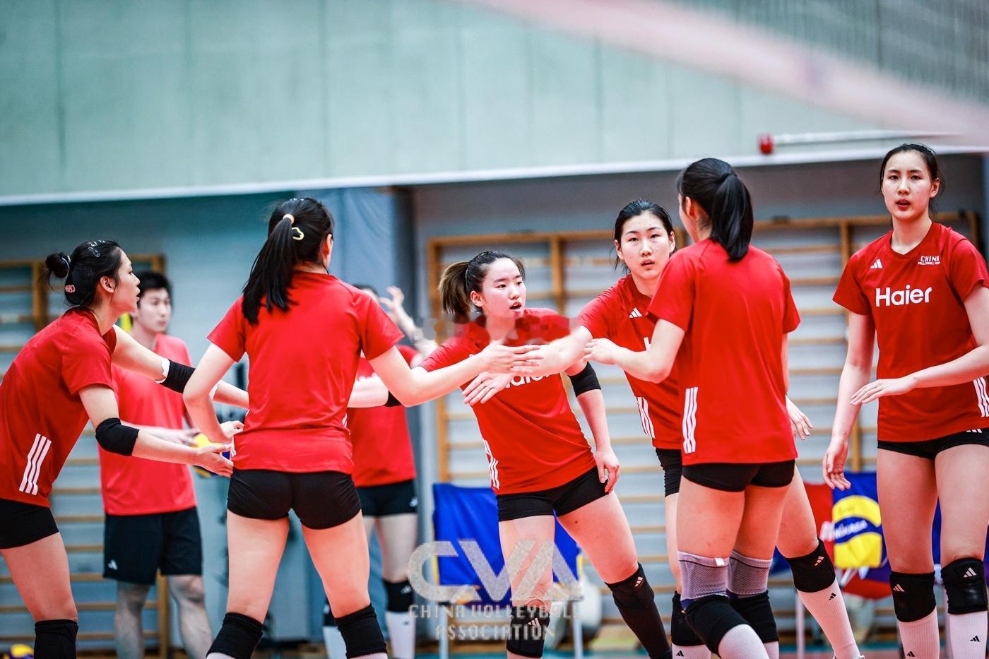 今天中国女排比赛日！🇨🇳19:30   中国女排vs捷克女排清松带你看排球中