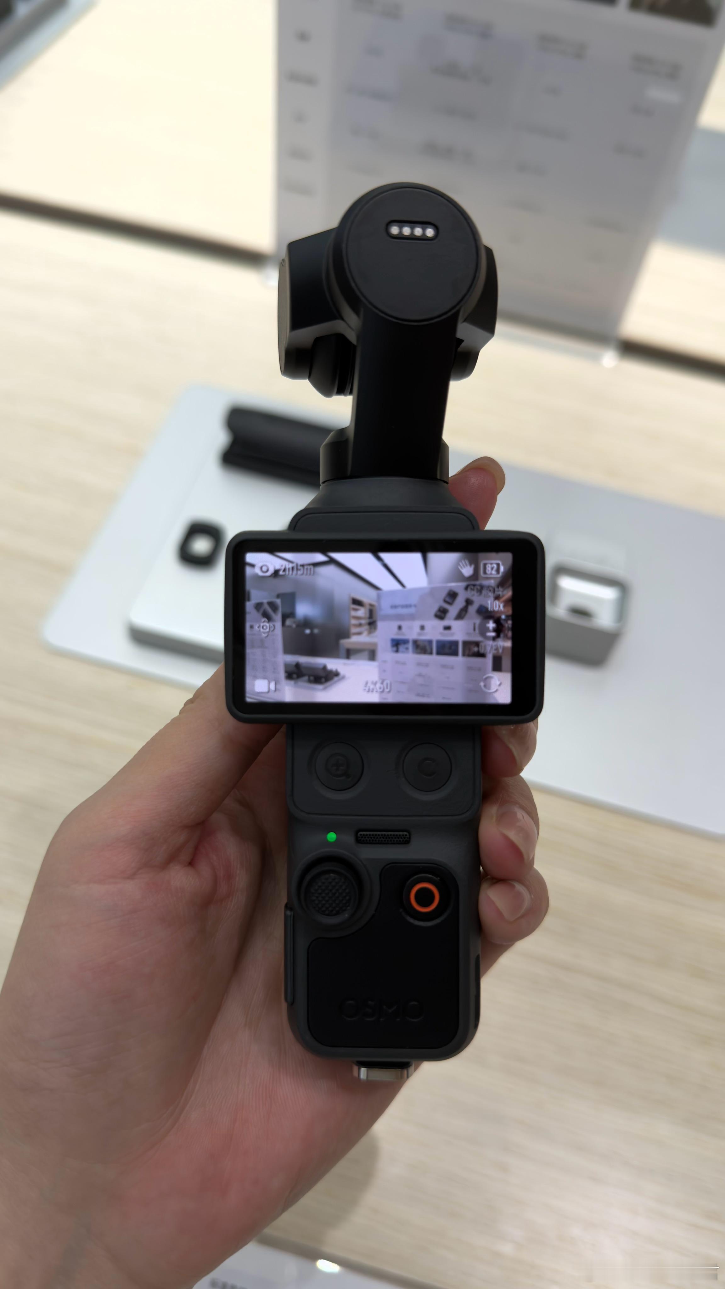 看了一下大疆Pocket4，升级真挺大啊，实体按键支持放大2倍和4倍，「C键」支