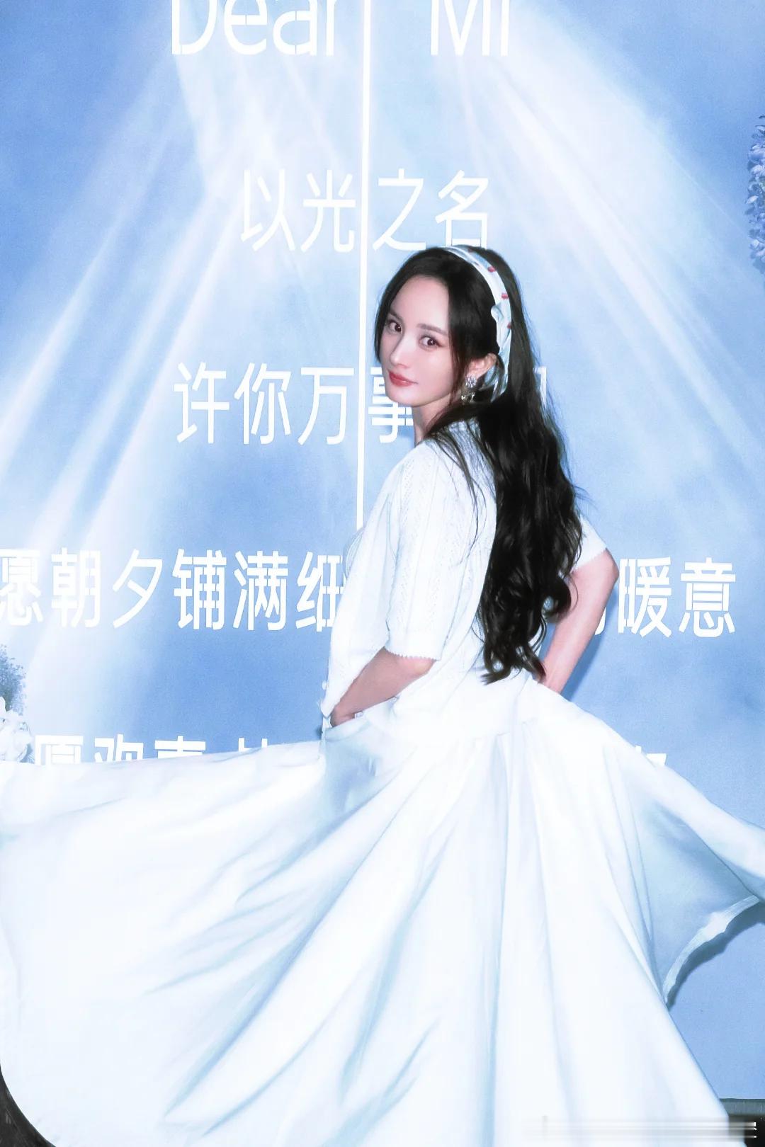 杨幂[超话]  🦊杨幂bkt全球首席代言人 如果我们注定无法拥有斩破苍穹的力量