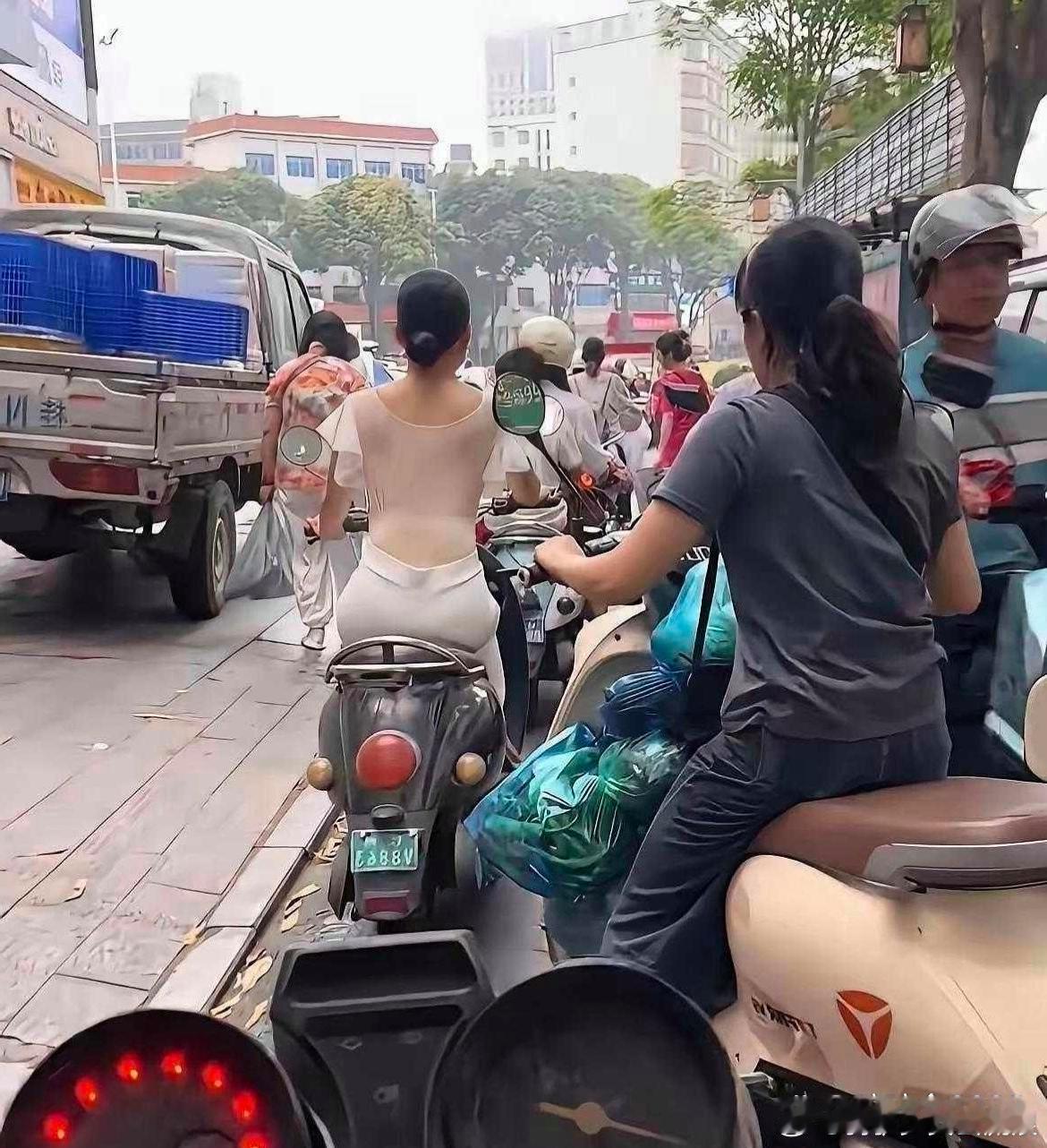 怎么提醒她，才不会难堪 