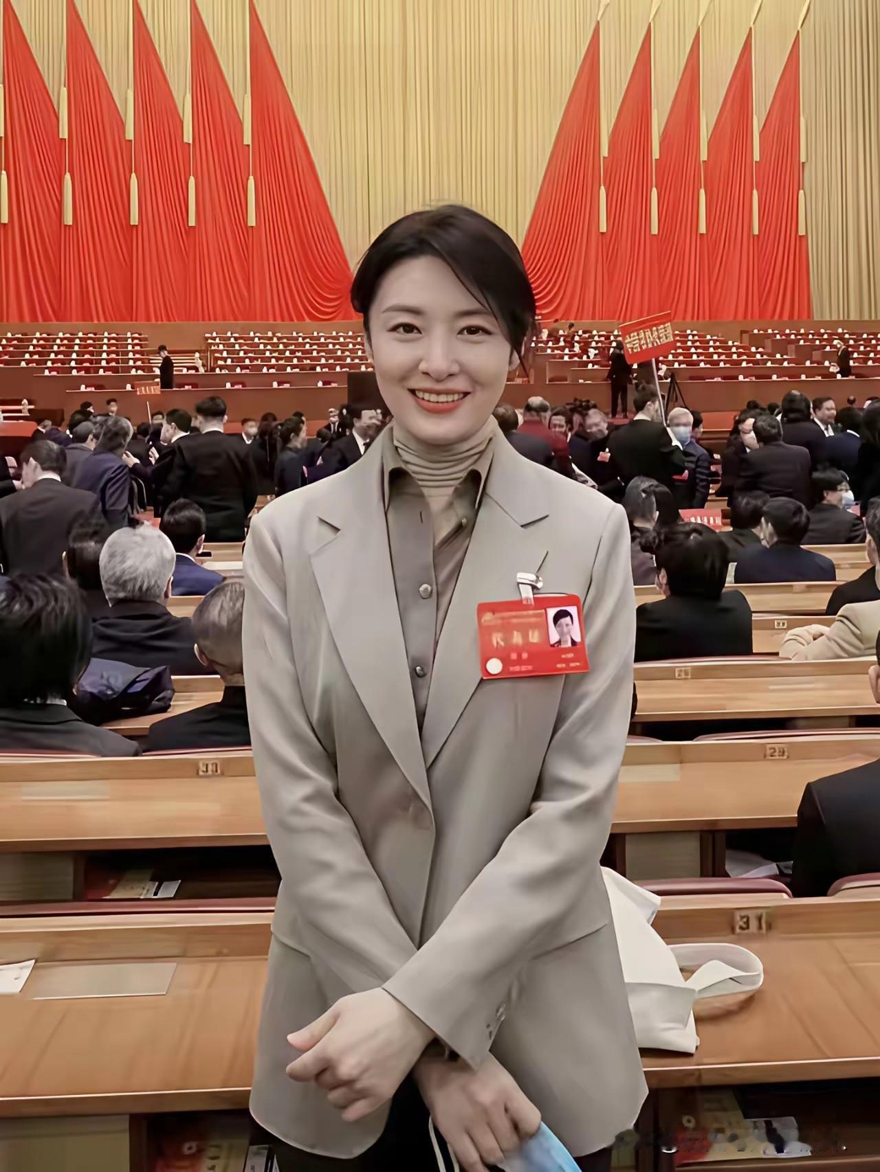 从央视主持人到人大代表，她走过一段不平凡的人生历程