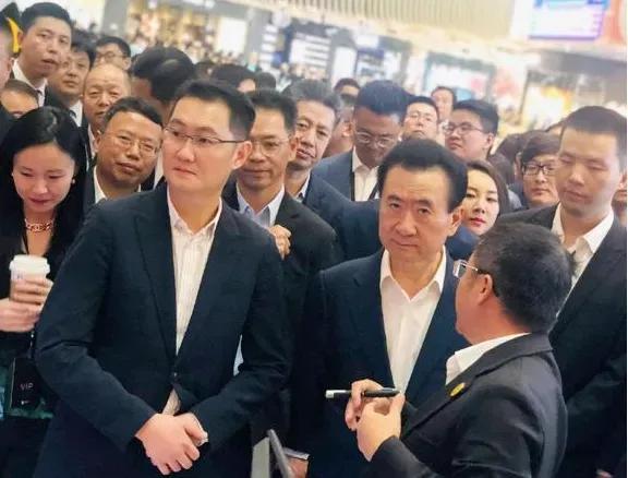 44.17亿，万达电影正式改王姓马，腾讯宣告终于拿下万达电影。
 
4月19日，