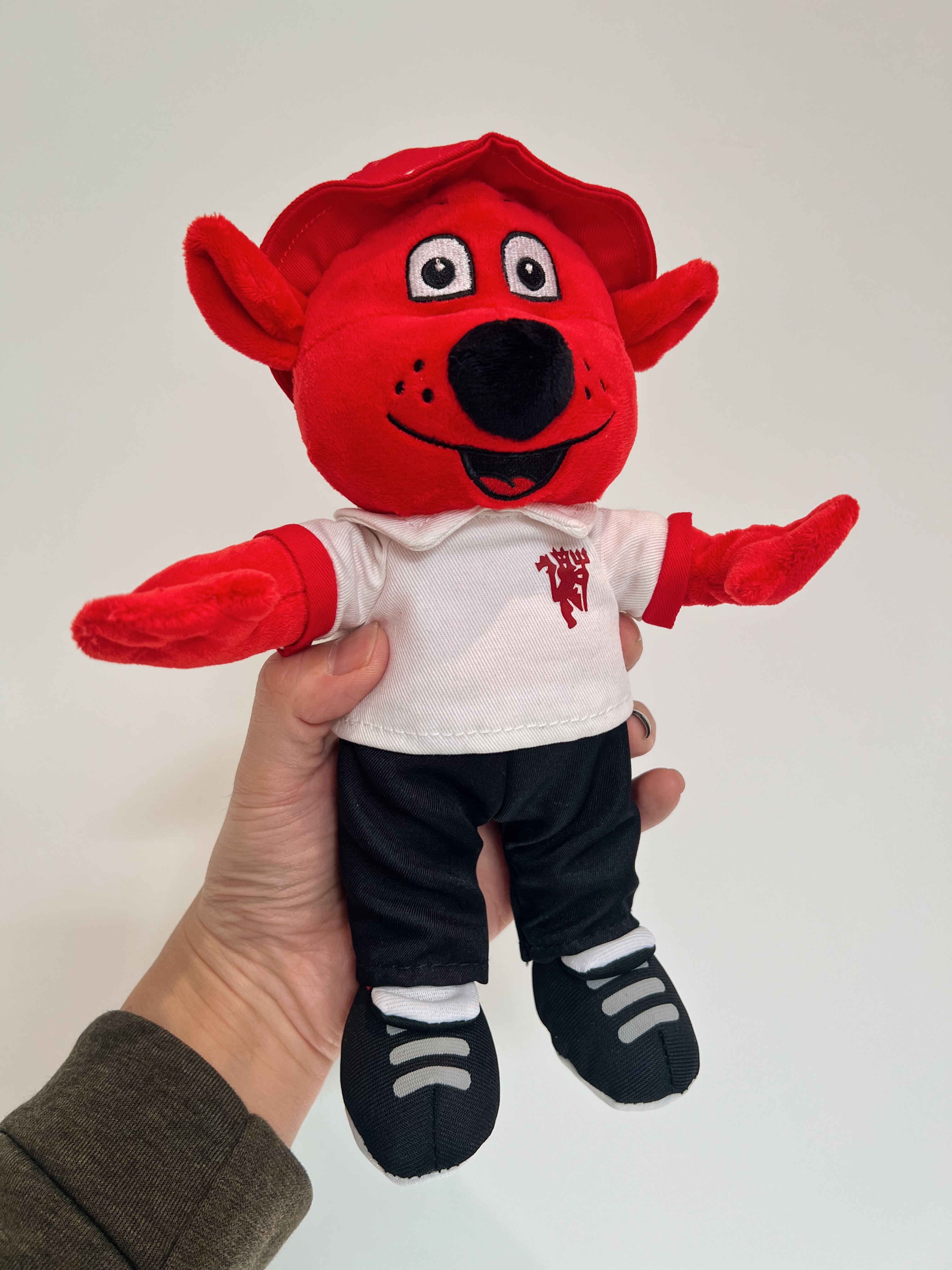 以前从没买过曼联吉祥物Fred的人偶。昨天没忍住，因为这新款的Fred戴了个我最