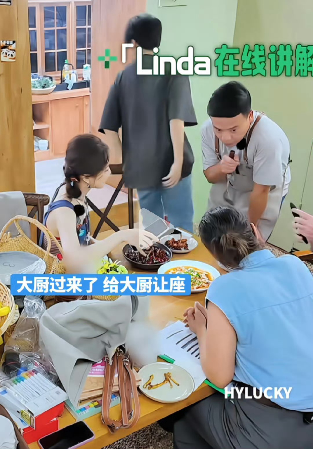 林大厨表面淡定实际烫死我了氛围感直接拉满！镜头面前从容摆盘，神态淡定从容，仿佛一