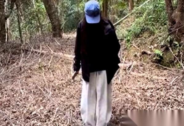 真不是我嘴毒，但把一窝蛇蛋当野生蹦床，还在上面玩得不亦乐乎的，这姐们儿真是头一个