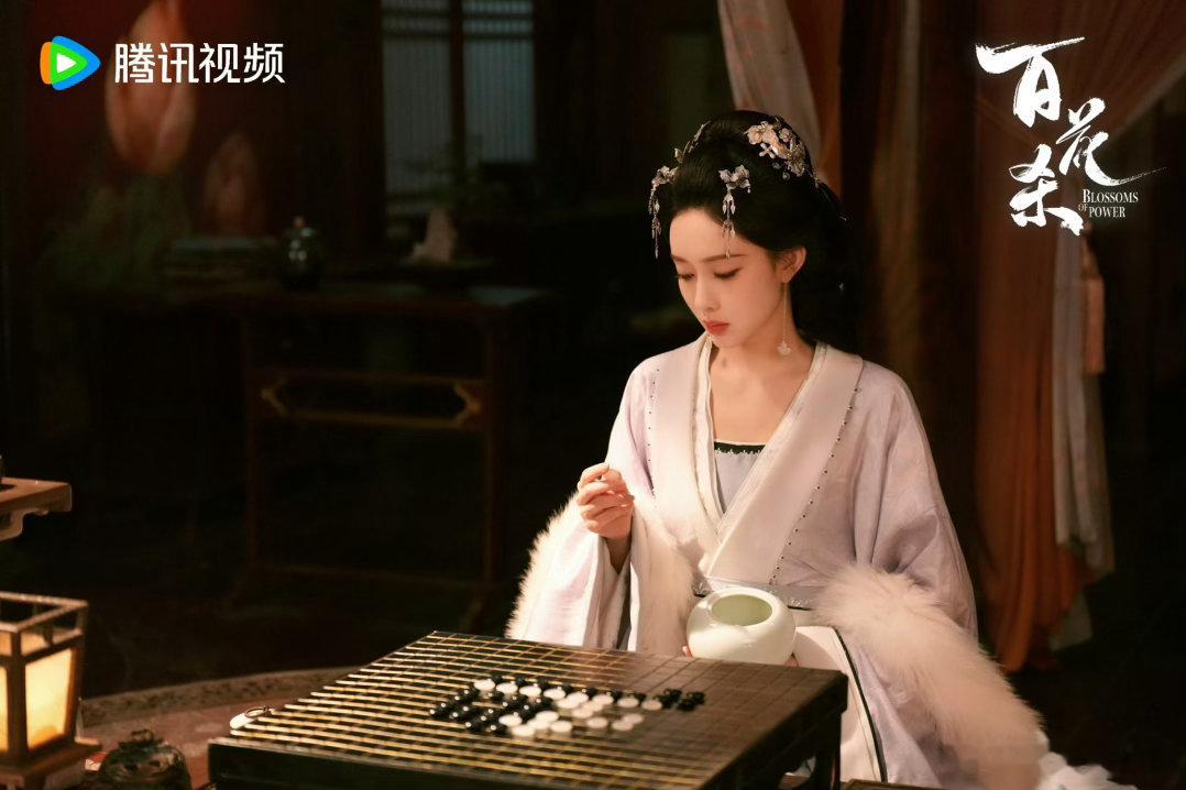 百花杀浴桶吻是三个人的吻百花杀 氛围感直接封神，温热水汽里的相拥，搭配门外孤寂的