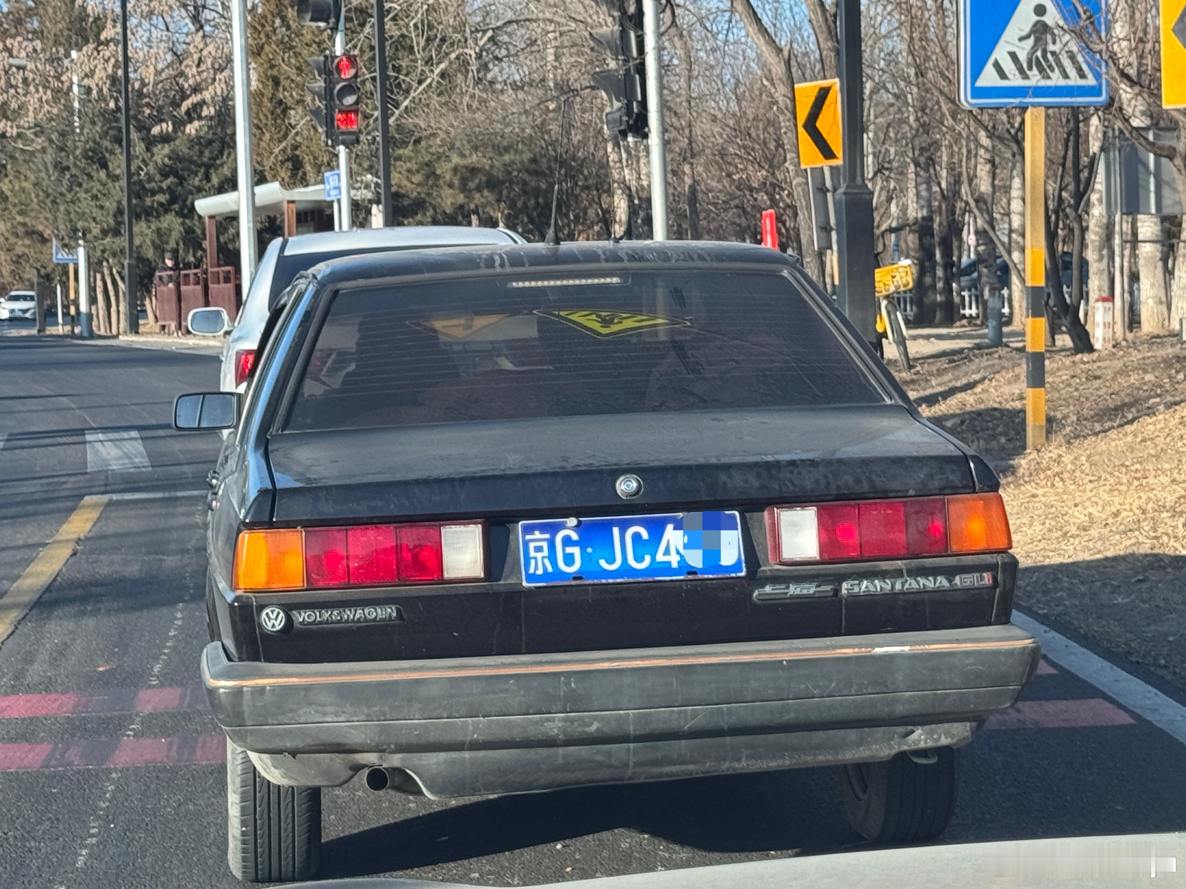 看车牌应该是陪伴多年的一手车，洗干净又是一道风景线