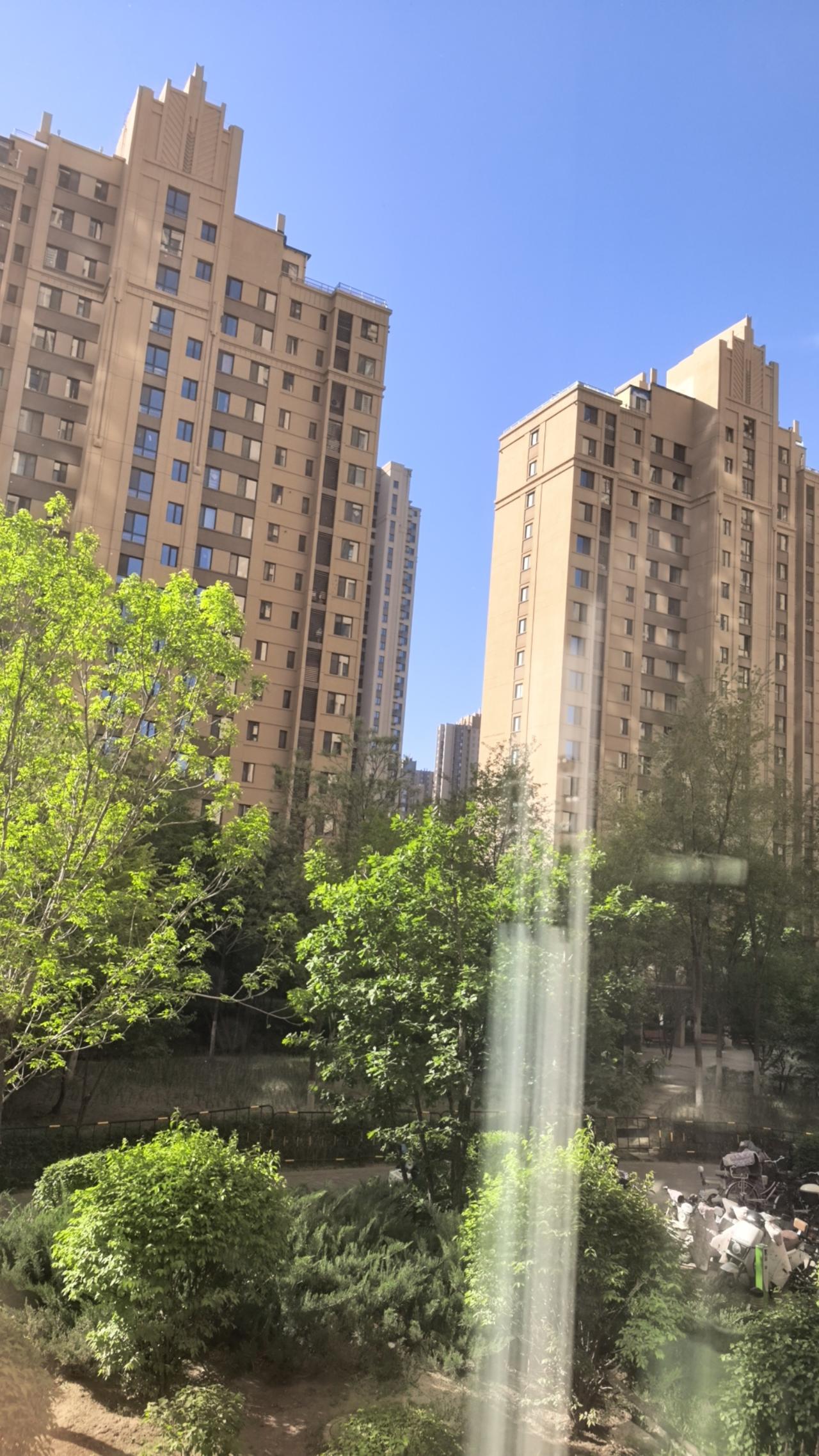 昨天下午，在呼和浩特市新城区的一个小区里，随着房地产中介陪着两位年轻人看了两套二
