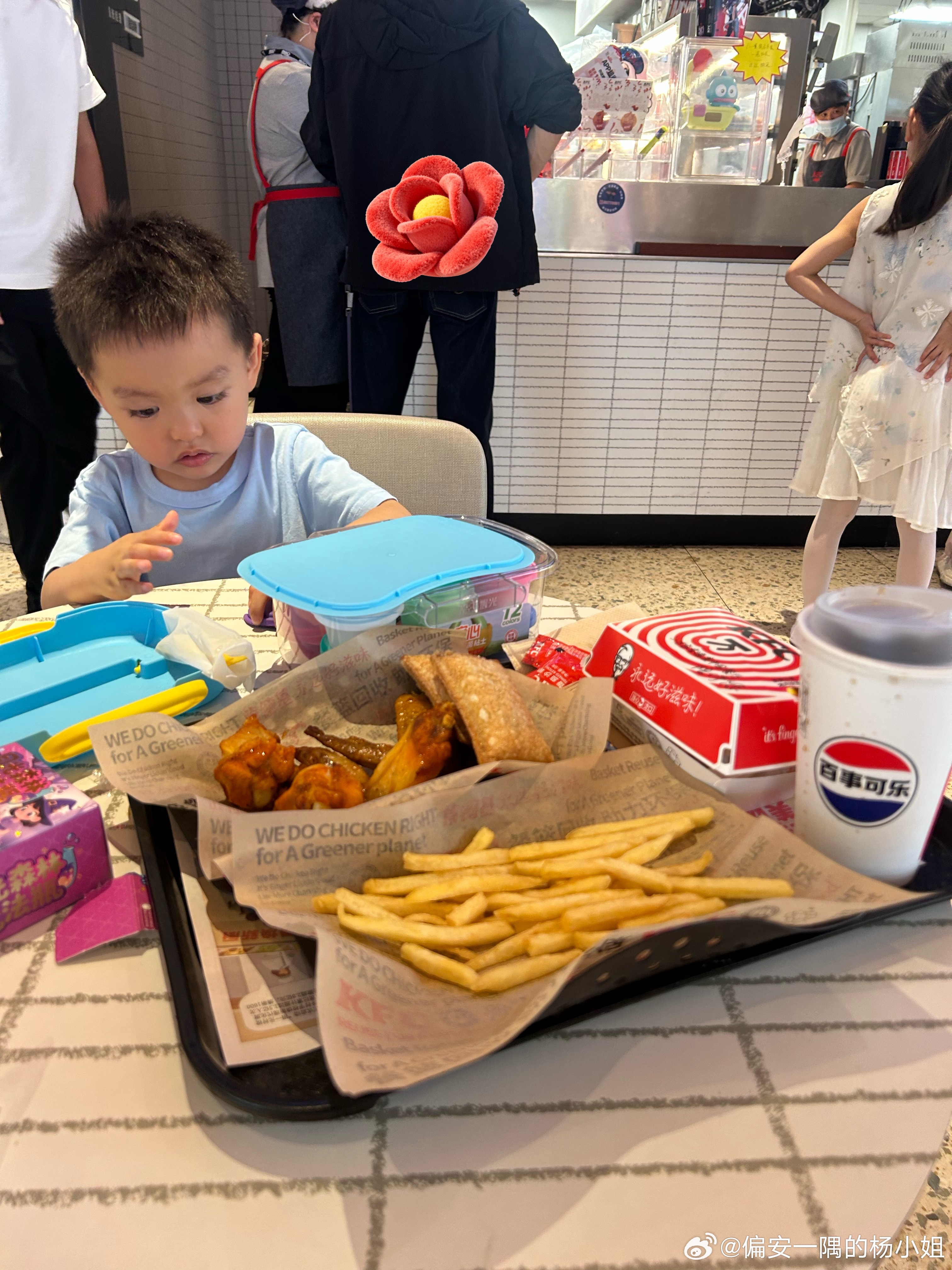 周末的中午 基本上都在外面吃饭。如果在家吃饭太费精力了。做饭吃饭洗碗很花时间。外