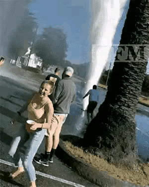 这股水柱力量是相当大的，把一个100多斤的人冲起来那么高，这个人也是小看水的力量