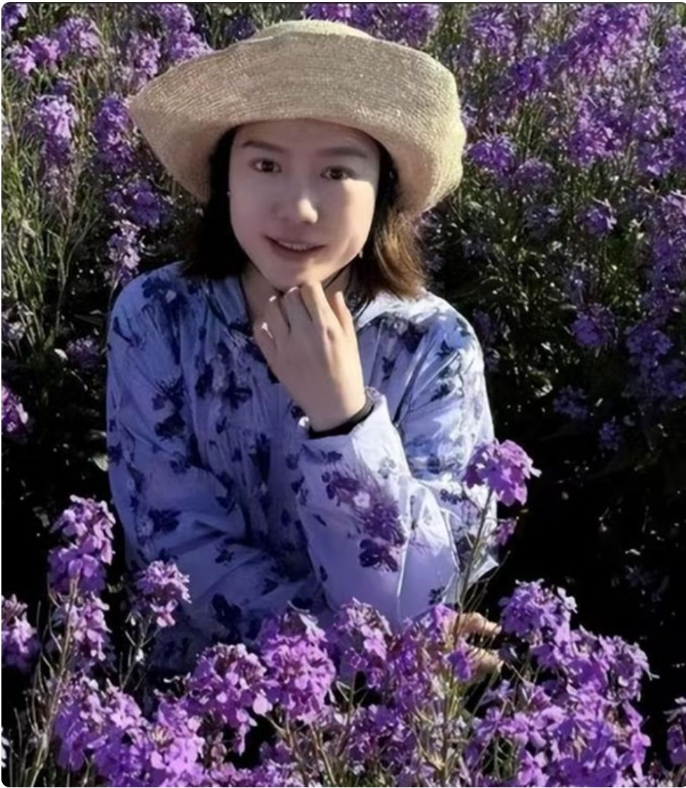 50岁翁帆面相变了，原来无儿无女的她，还留着另一条退路 