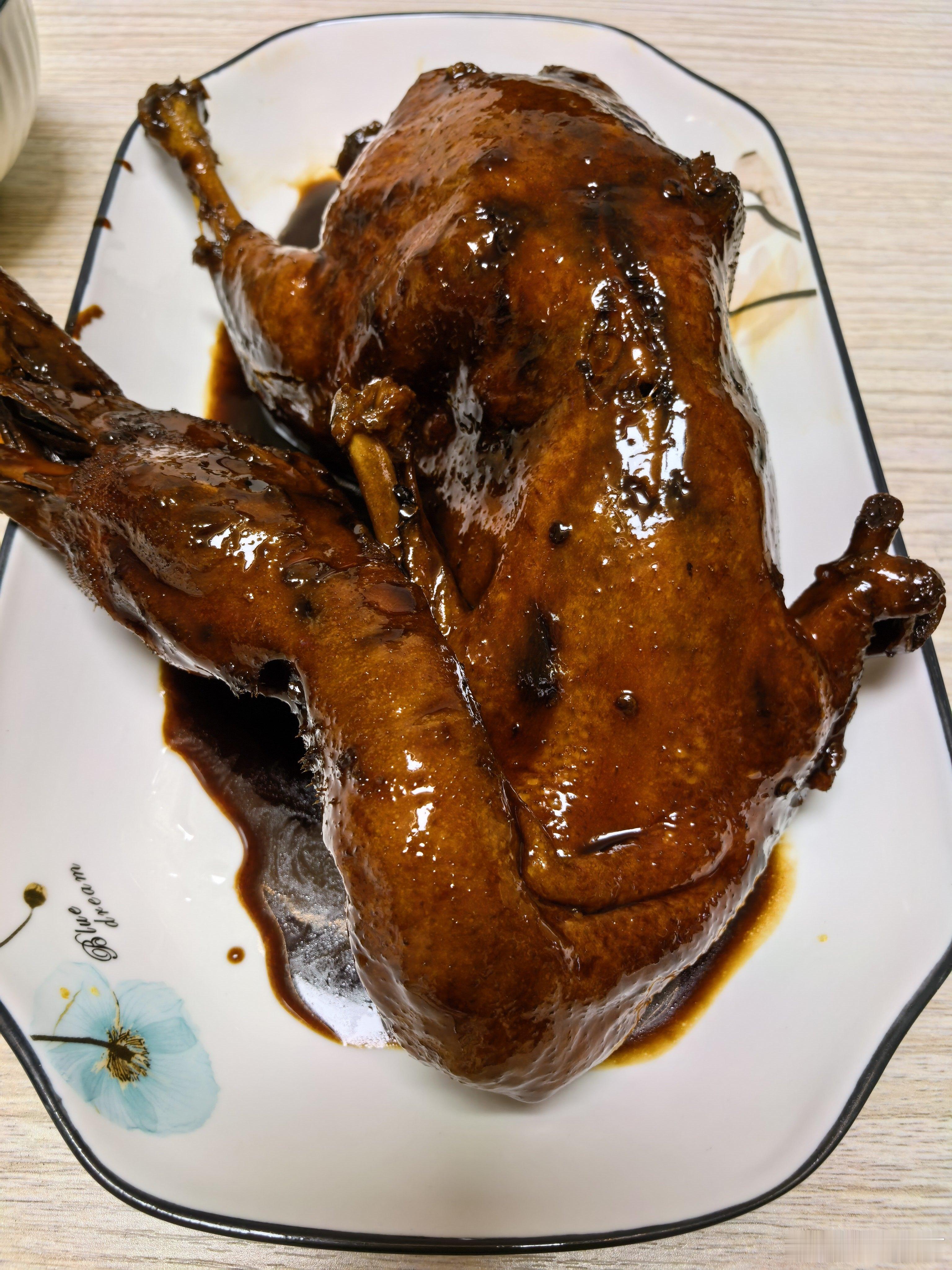 卤鸭出锅，李大厨把鸭子卤好装盘等凉了后淋上秘制料，一绝。 