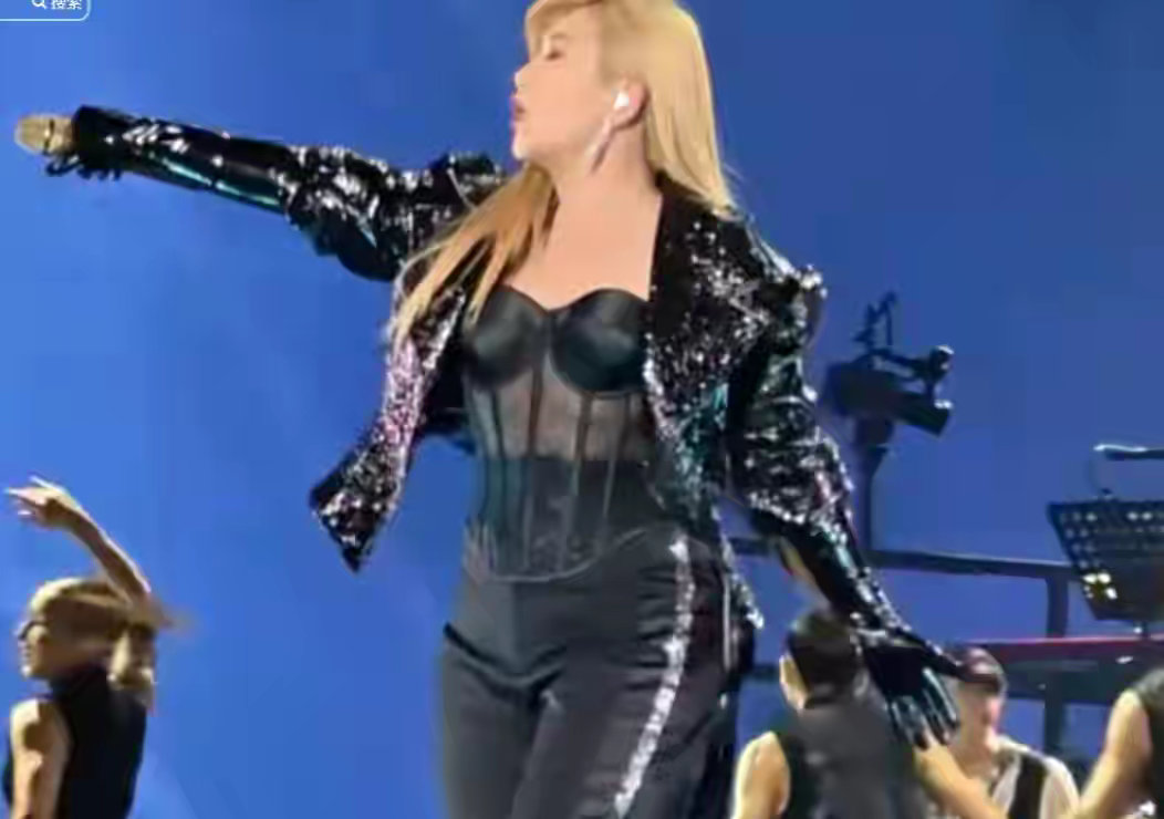 47岁梁静茹开演唱会胖到180斤，脸肿还有双下巴，蕾丝内搭显壮实 