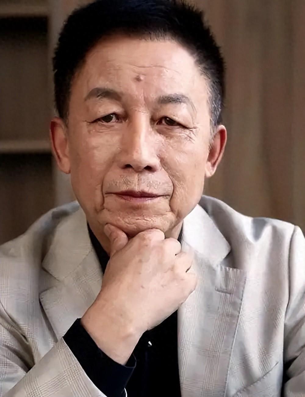 从死忠粉到黑粉，我是如何被易中天“劝退”的？
 
曾经以前我也是易中天的死忠粉。