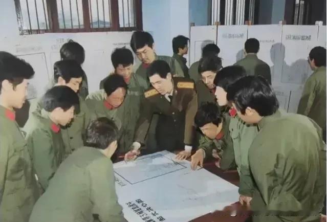 偶尔在网络上看到一张奇怪的至少1988年以后的解放军照片，中间C位是一名身着87