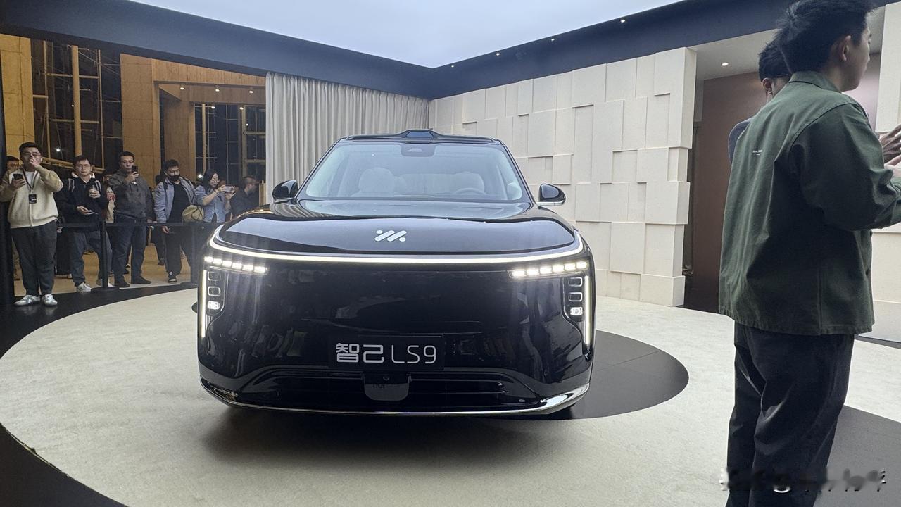 上汽旗舰大六座智己LS9，全系标配满屏都放不下了，两款新车上市价格分别是32.2