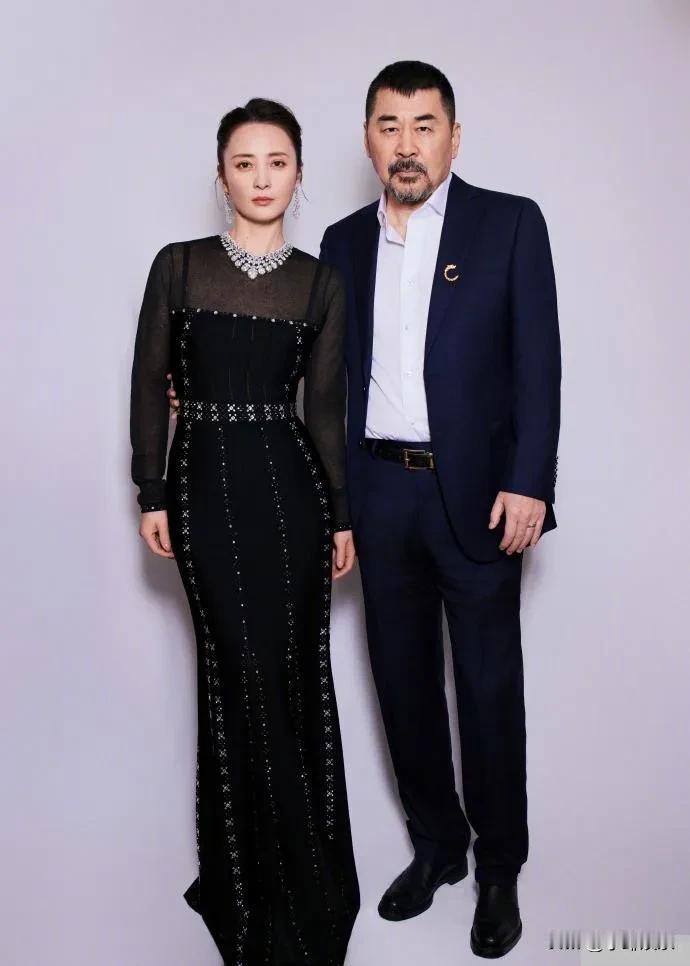 陈建斌就像老婆的跟班，时刻伺候着蒋勤勤的一举一动，生怕一个不留神老婆有任何闪失。