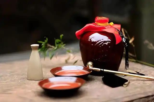 当新石器时代的一滴发酵野果浆液偶然滴落陶罐，人类舌尖便开启了追逐醉意的漫长史诗。