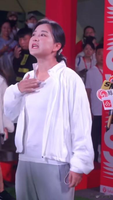 贾玲减了一百多斤，现在开始反弹了，胖回来点，这一笑，感觉贾玲又回来了，笑容还是很