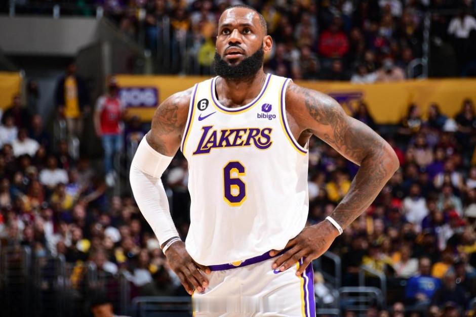 今日NBA常规赛湖人客场以112-108险胜76人，赛后采访詹姆斯在谈及本场斩获