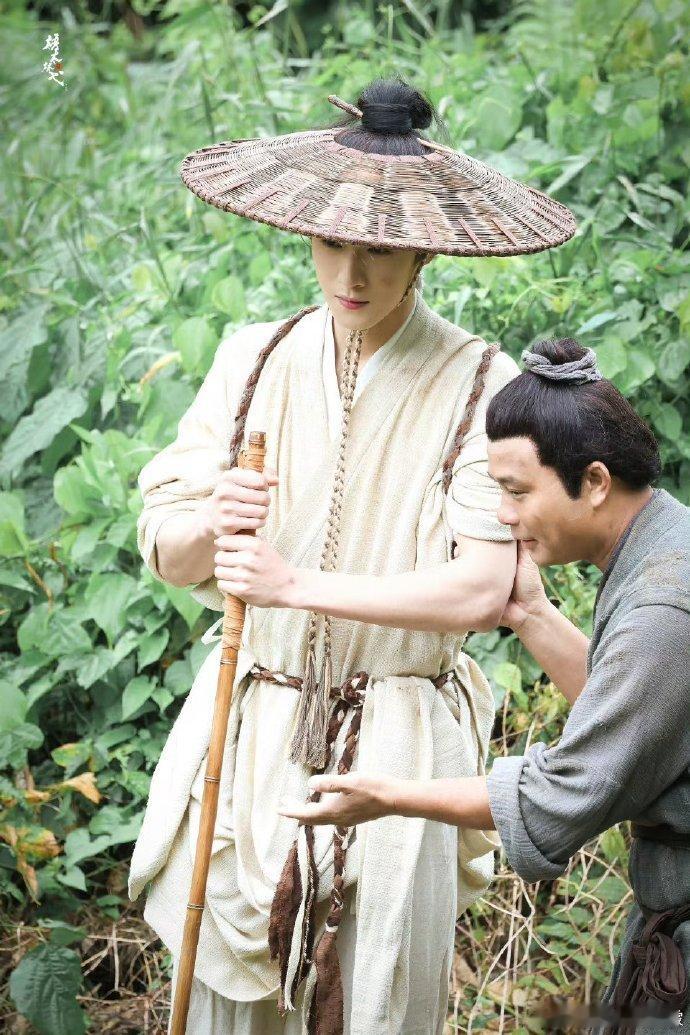 李昀锐粗布麻衣居然都能够穿的这么的清爽！看到路透的时候，就是把我给帅到了呀，我们