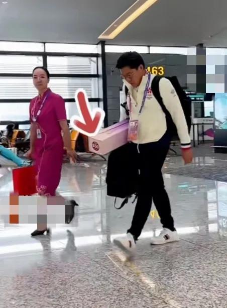 在杭州亚运会闭幕式上，看到霍启刚的身影，第二天他就匆匆离开杭州。
离别时，他自己
