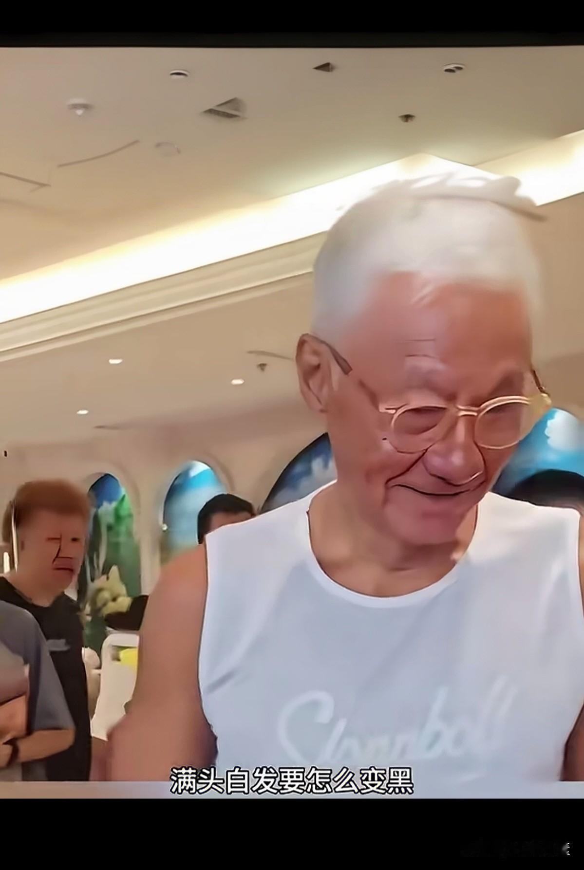 曾经是香港的第一美男，也曾经是林青霞，刘嘉玲的梦中情人。当年的帅气程度甚至超过四
