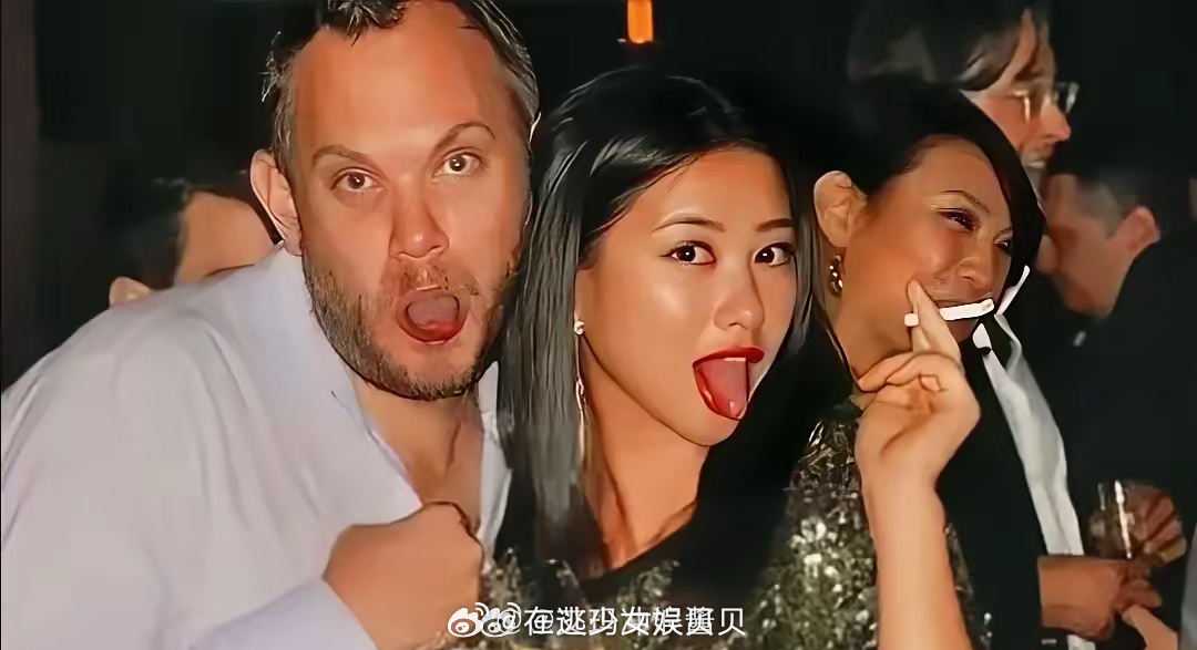 朱珠年轻时彻底放飞自我了，不细看真的不敢认，和现在淑女优雅的气质判若两人，真的太