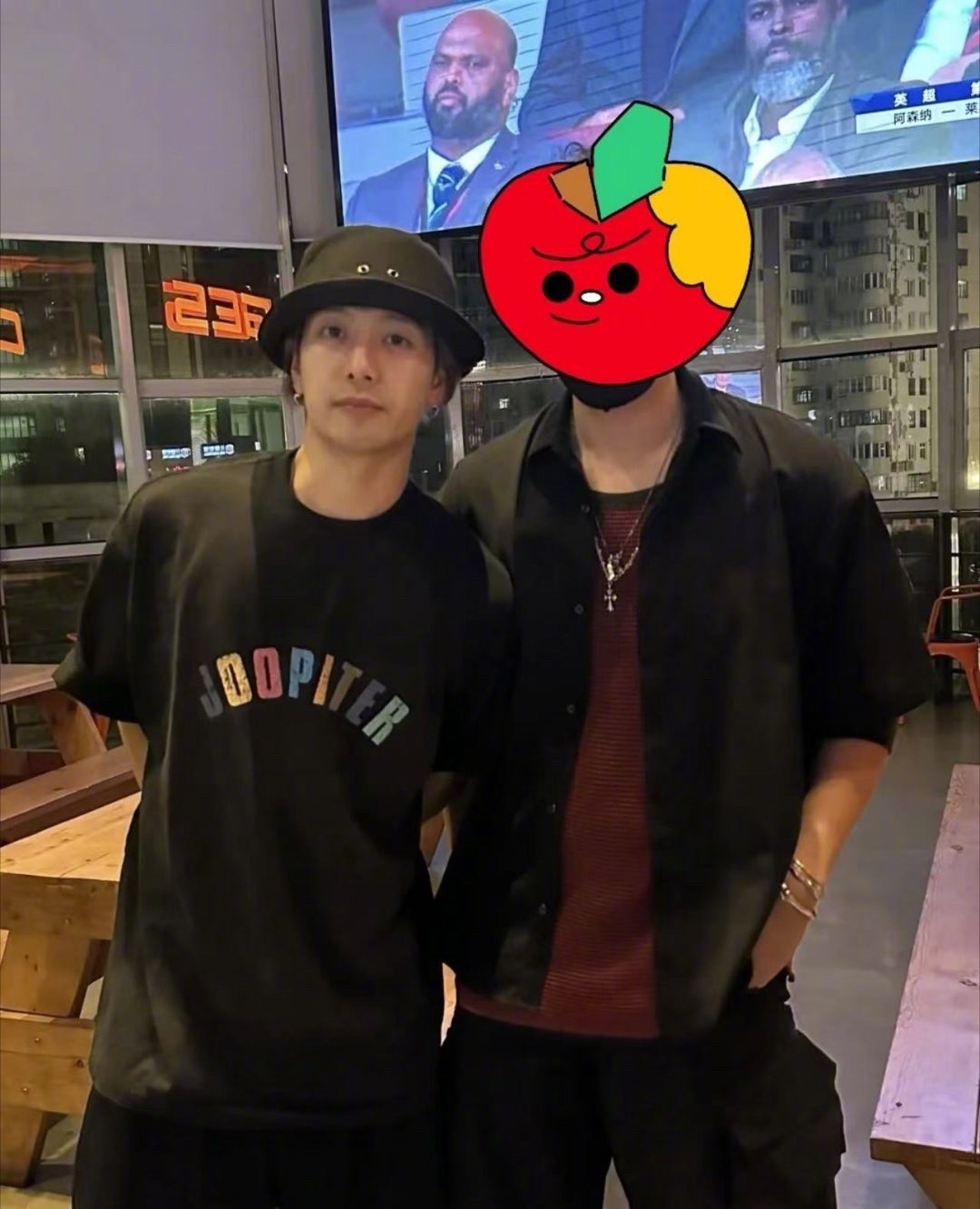 看到路人偶遇王嘉尔真的眼红了，之前网友分享上海偶遇王嘉尔，这次有看到偶遇王嘉尔巴