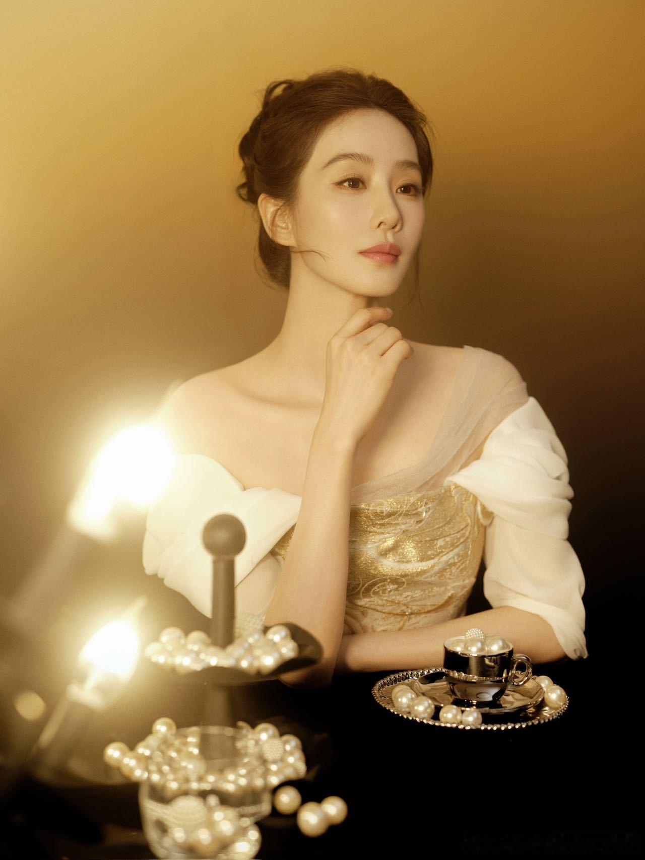 刘诗诗天坛女神全网出圈，一袭华服惊艳北影节 