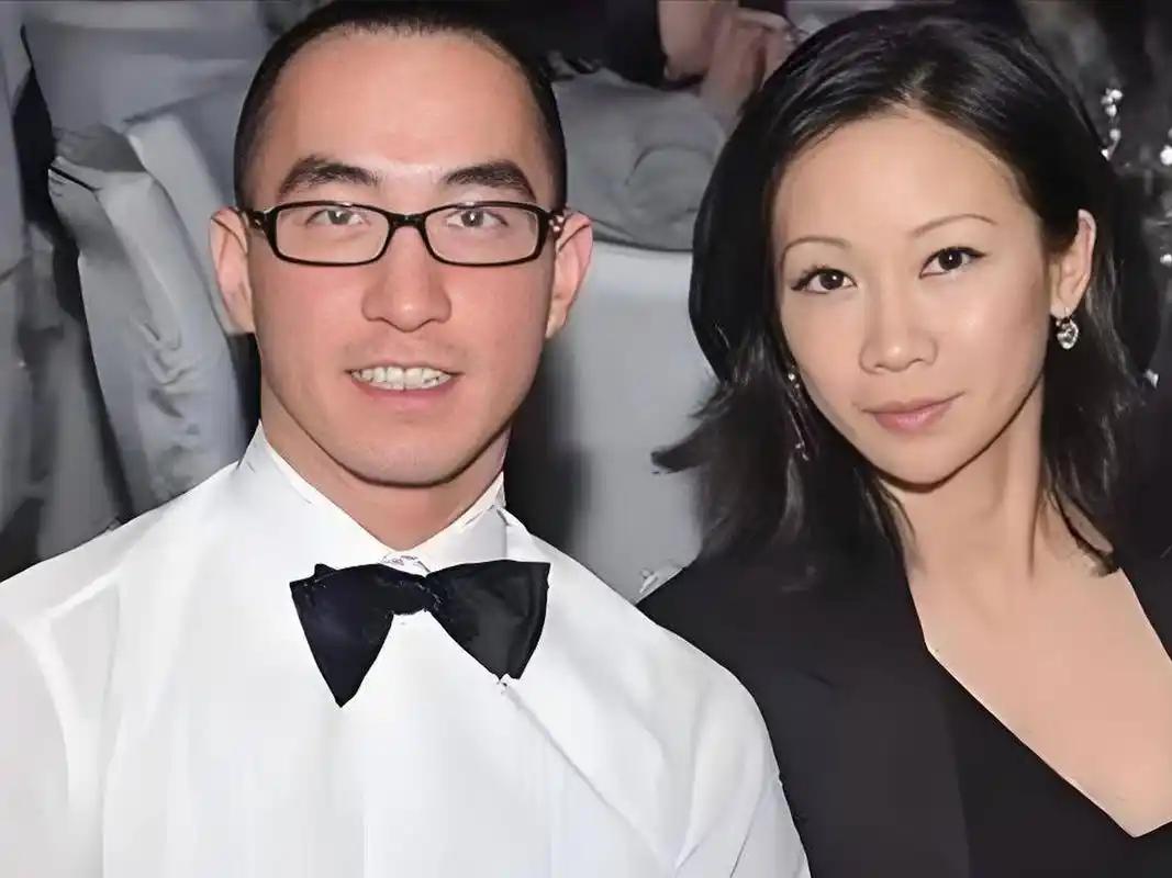 他是赌王最关心的儿子，本是二房唯一男丁，手握千亿继承权，却抱着独生女和妻子活成了