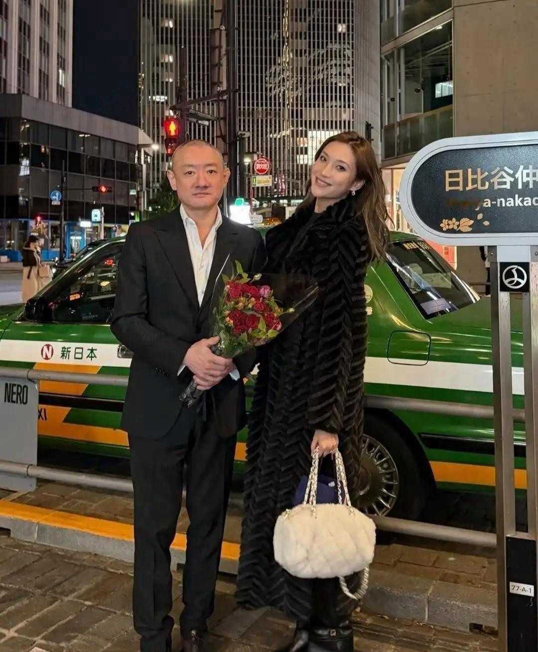 京城四少汪雨跟新婚老婆逛街约会呢，他俩年龄差20岁，站一块儿瞅着不太搭调 