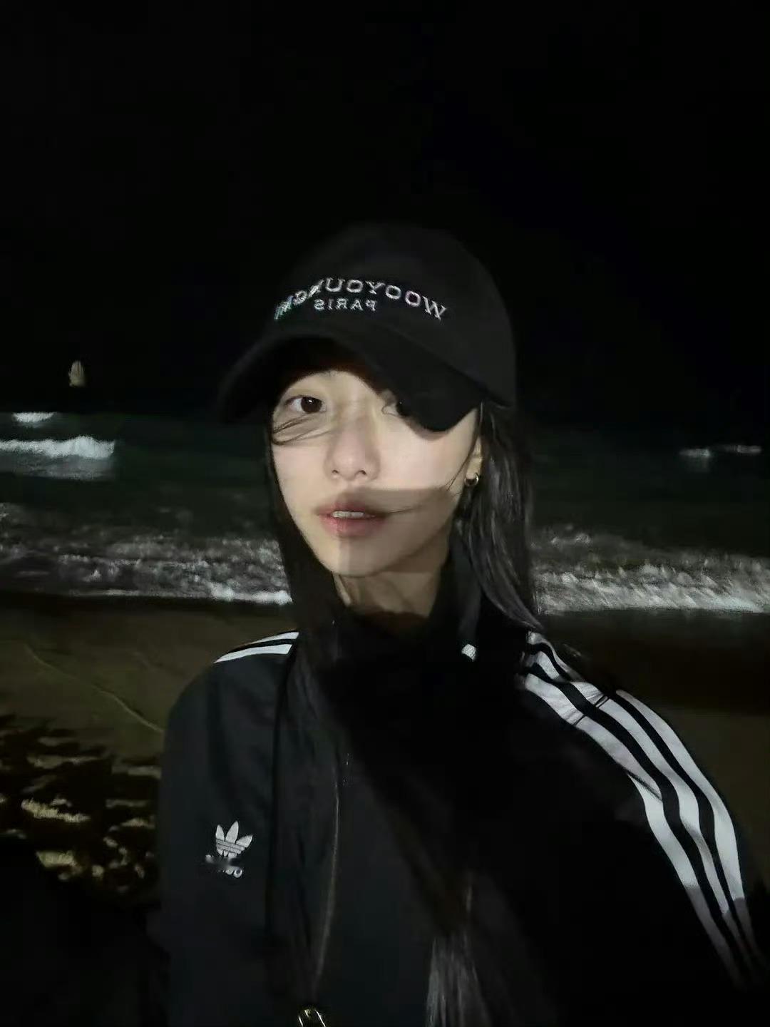 【金佳览】小说里清瘦俊俏爱自由的潇洒女高，往往承担的是与乖乖女女主相互救赎的角色