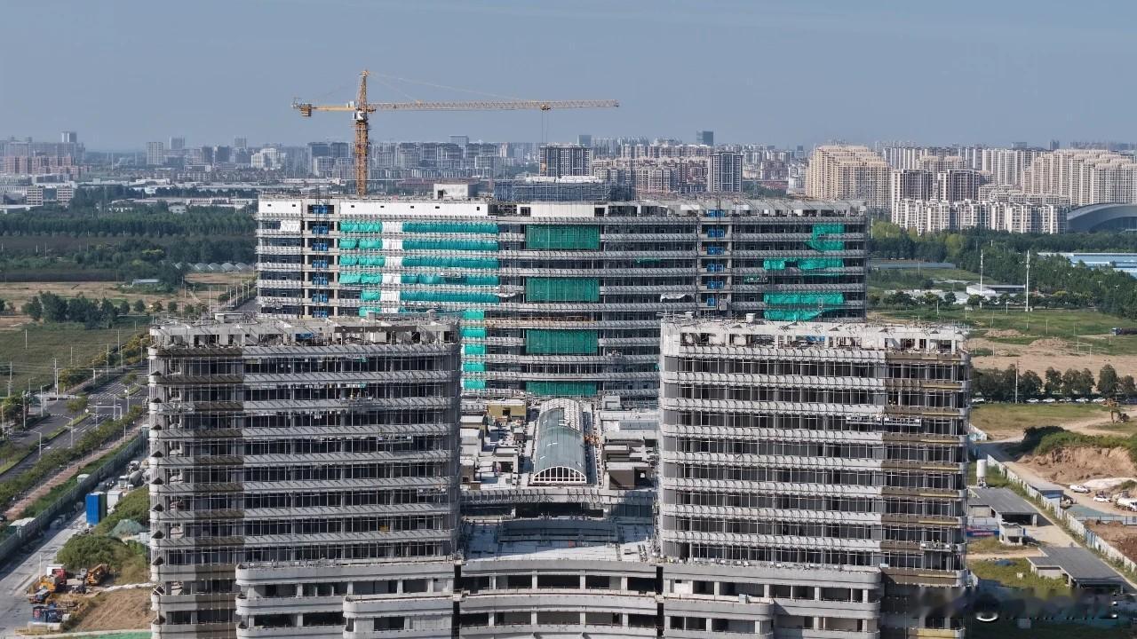 江苏省人民医院宿迁医院项目正紧锣密鼓推进建设。项目坐落于高铁商务区，区位优势突出