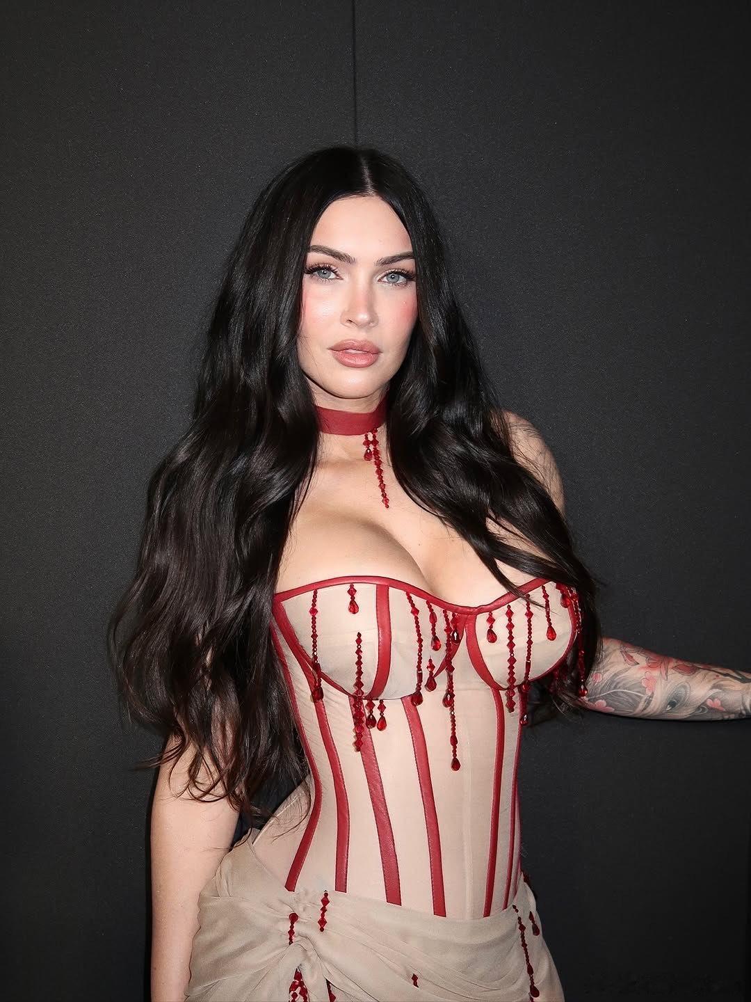 Megan fox梅根福克斯昨天参加《詹妮弗的肉体》放映会的妆造细节，非常高调的